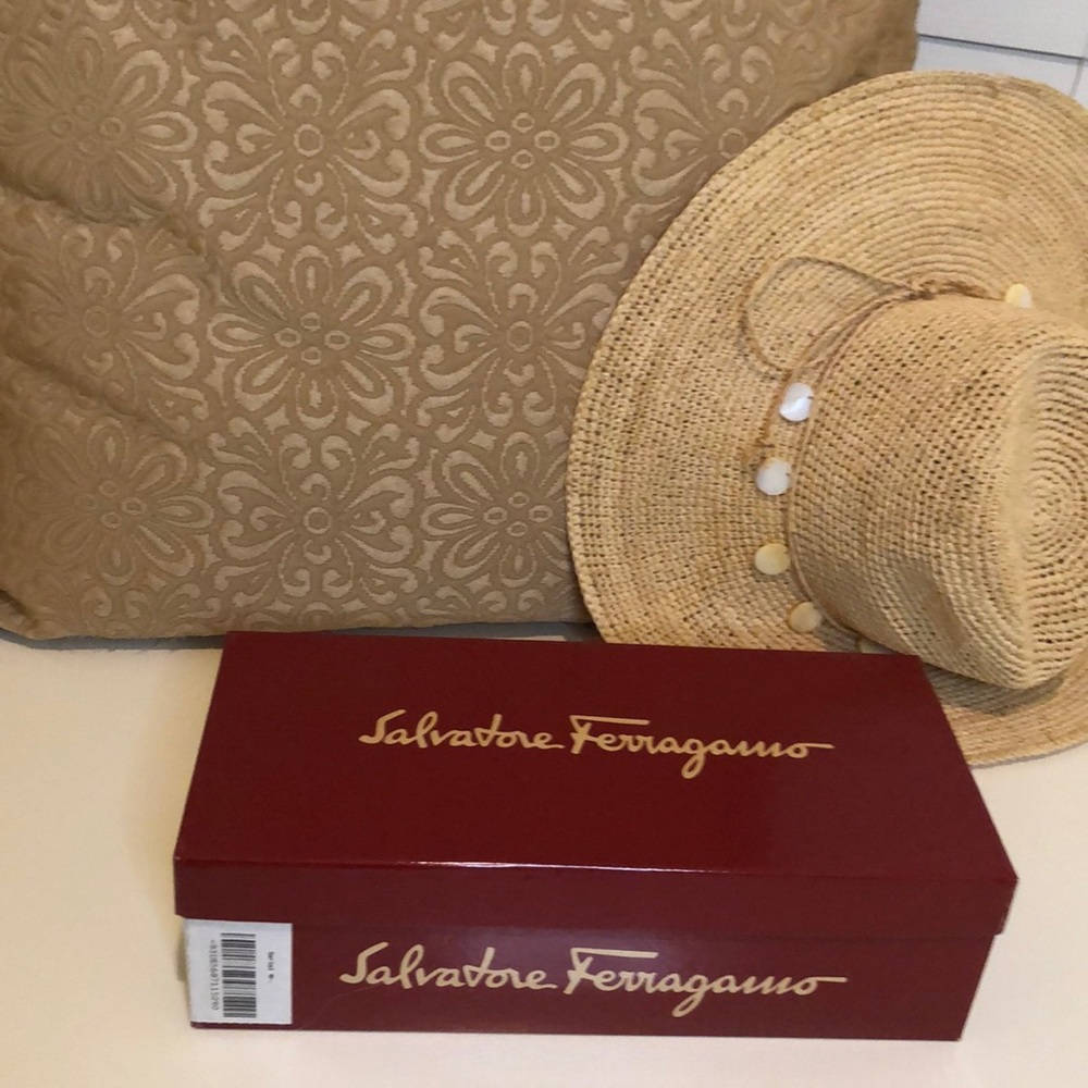 Salvatore Ferragamo pumps. Black 81/2